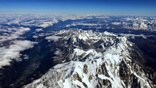 En dessus du Massif du Mont-Blanc