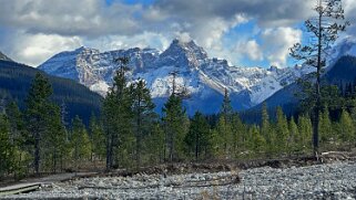 Cathedral Crags 3073 m - Parc National de Yoho null